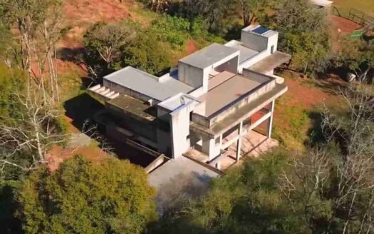 Casa em Francisco Beltrão com 4 suítes em fase de construção